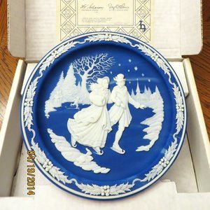 BEAUTIFUL NEW! Collectible Christmas Cameo Plate "Skaters at Midnight" R Akers